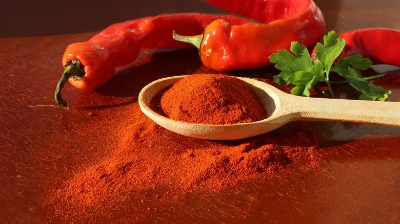 پاپریکا یا فلفل قرمز؛ کدام‌یک برای غذای شما انتخاب بهتری است؟